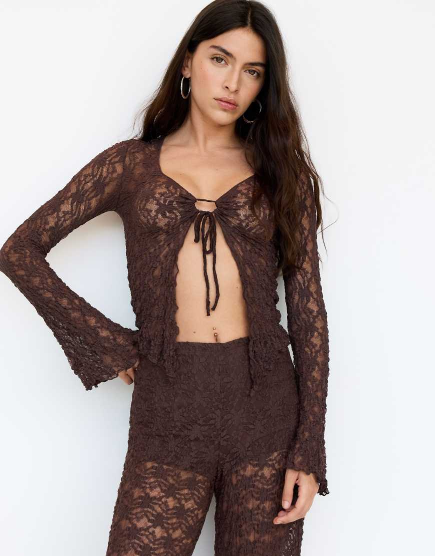 Pull & Bear - Oberteil aus brauner Spitze mit gebundener Vorderseite von Pull & Bear