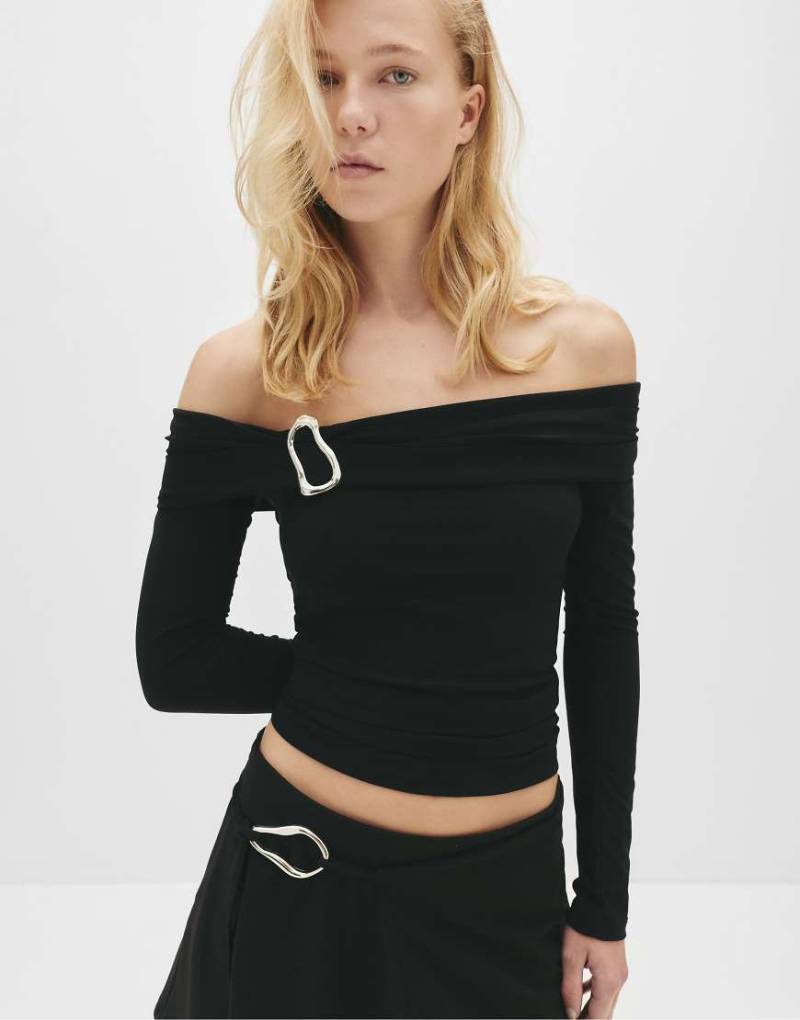 Pull & Bear - Oberteil in Schwarz mit Carmen-Ausschnitt und Schnalle Pull & Bear - Oberteil in Schwarz mit Carmen-Ausschnitt und Schnalle von Pull & Bear