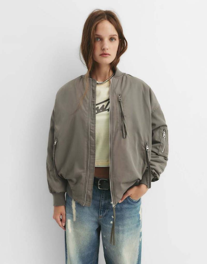 Pull & Bear - Oversize-Bomberjacke in Khaki-Grün von Pull & Bear