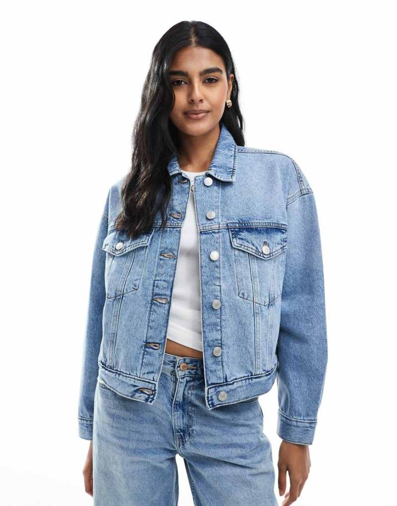 Pull & Bear - Oversize-Jeansjacke in hellblauer Waschung von Pull & Bear