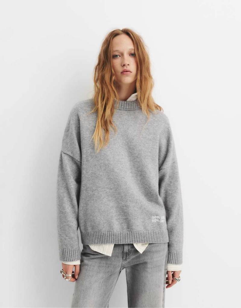 Pull & Bear - Oversize-Pullover in grau meliert mit Schrift von Pull & Bear