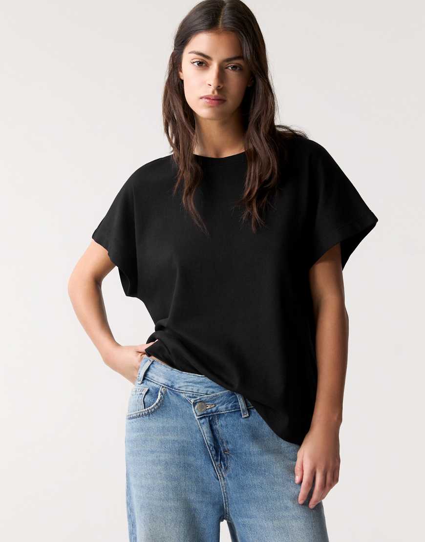 Pull & Bear - Oversize-T-Shirt in Schwarz mit ausgestellten Ärmeln von Pull & Bear