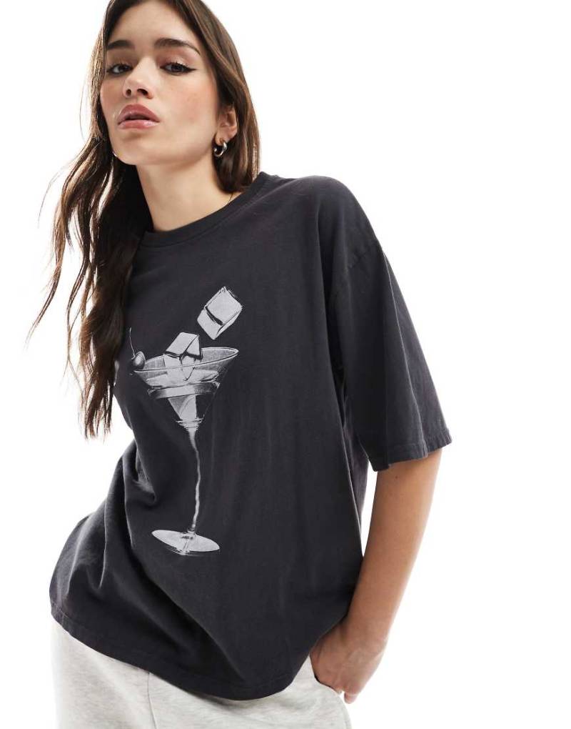 Pull & Bear - Oversize-T-Shirt in gewaschenem Dunkelgrau mit Martini-Glas-Grafik von Pull & Bear