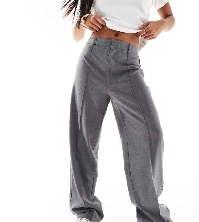 Pull & Bear Petite - Elegante Hose in Grau mit geradem Schnitt und Ziernaht vorne von Pull & Bear