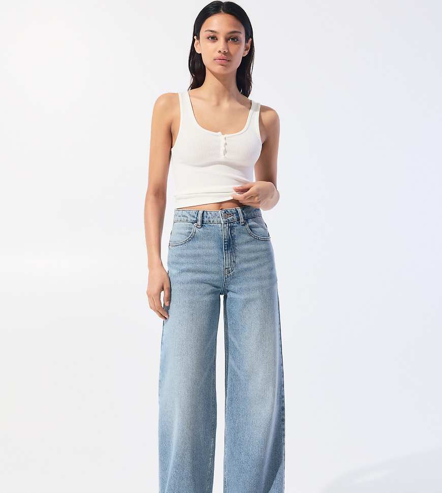 Pull & Bear Petite - Jeans in Mittelblau mit hohem Bund und weitem Bein von Pull & Bear