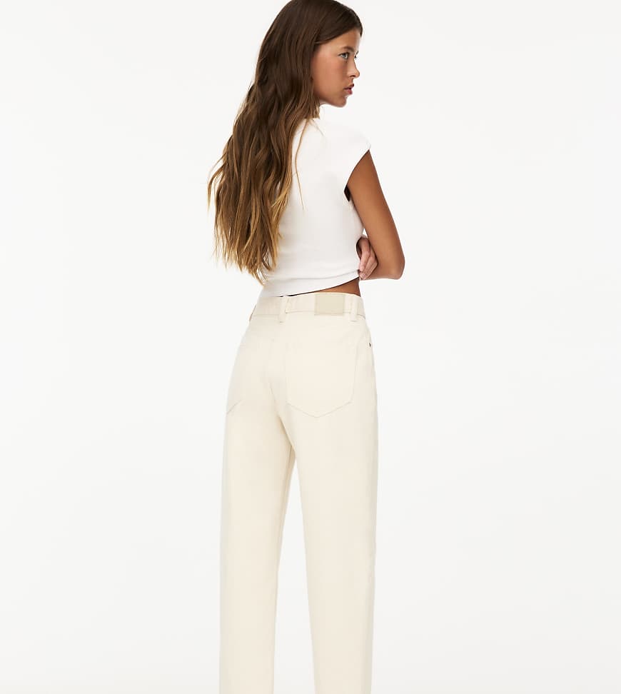 Pull & Bear Petite - Schlichte Mom-Jeans in Sandbeige-Neutral Pull & Bear Petite - Schlichte Mom-Jeans in Sandbeige-Neutral von Pull & Bear