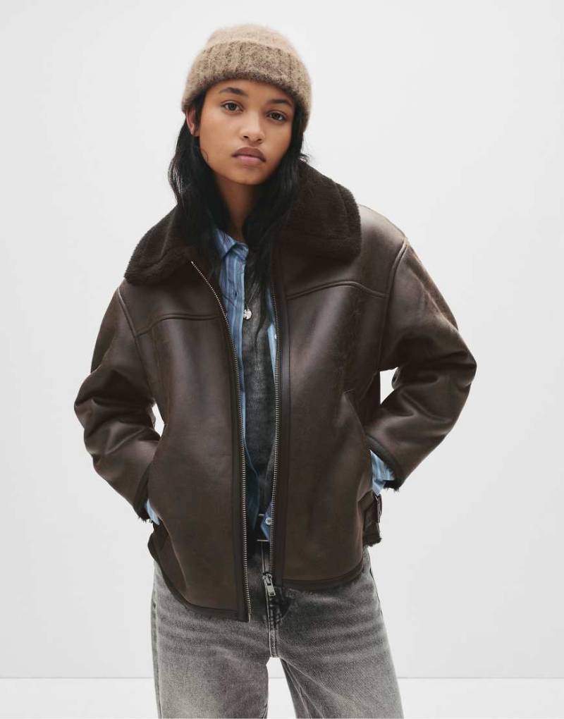 Pull & Bear - Pilotenjacke in Braun mit Lammfellkragen-Brown von Pull & Bear