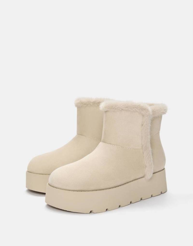 Pull & Bear - Plateau-Stiefeletten aus Kunstpelz in Ecru-Weiß von Pull & Bear