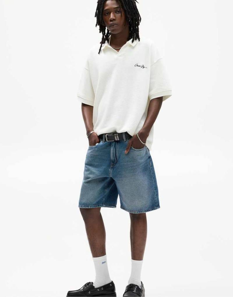 Pull & Bear - Polohemd aus Strick in Wollweiß mit aufgesticktem Schriftzug von Pull & Bear