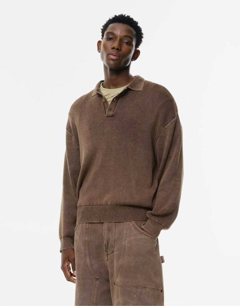 Pull & Bear - Polohemd aus Strickstoff in schokobrauner Acid-Wash-Optik-Brown von Pull & Bear