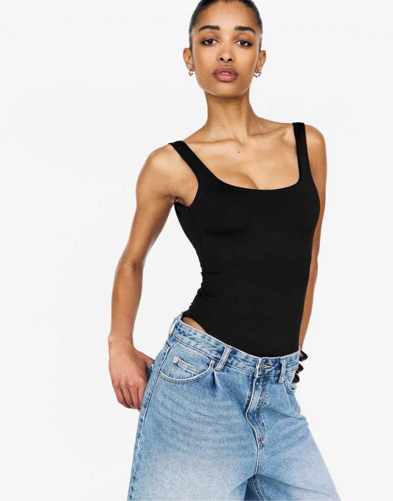 Pull & Bear - Polyamid-Body in Schwarz mit Trägern von Pull & Bear
