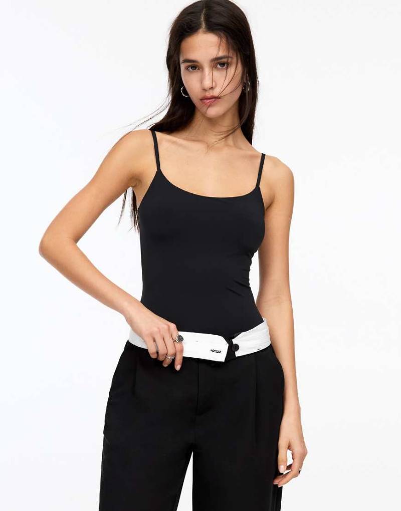 Pull & Bear - Polyamid-Body in Schwarz mit Trägern von Pull & Bear