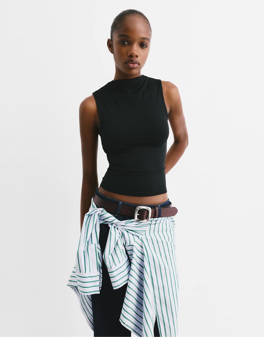 Pull & Bear - Polyamid-Oberteil in Schwarz mit Rückenausschnitt Pull & Bear - Polyamid-Oberteil in Schwarz mit Rückenausschnitt von Pull & Bear