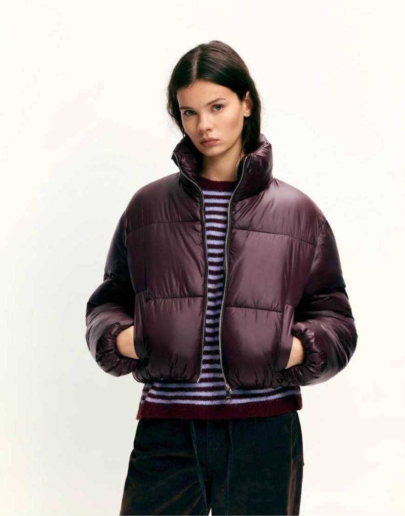 Pull & Bear - Pufferjacke in Burgunderrot mit schimmerndem Finish von Pull & Bear