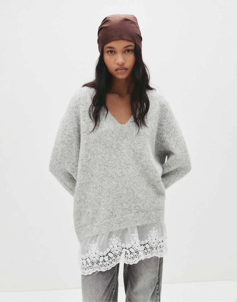 Pull & Bear - Pullover in meliertem Grau mit kontrastierendem Spitzensaum von Pull & Bear