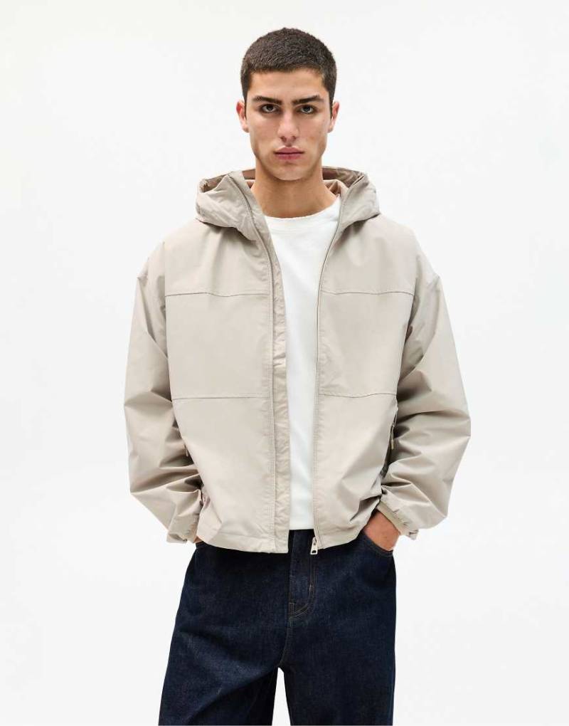 Pull & Bear - Regenmantel in Sand mit Panel-Design-Neutral von Pull & Bear
