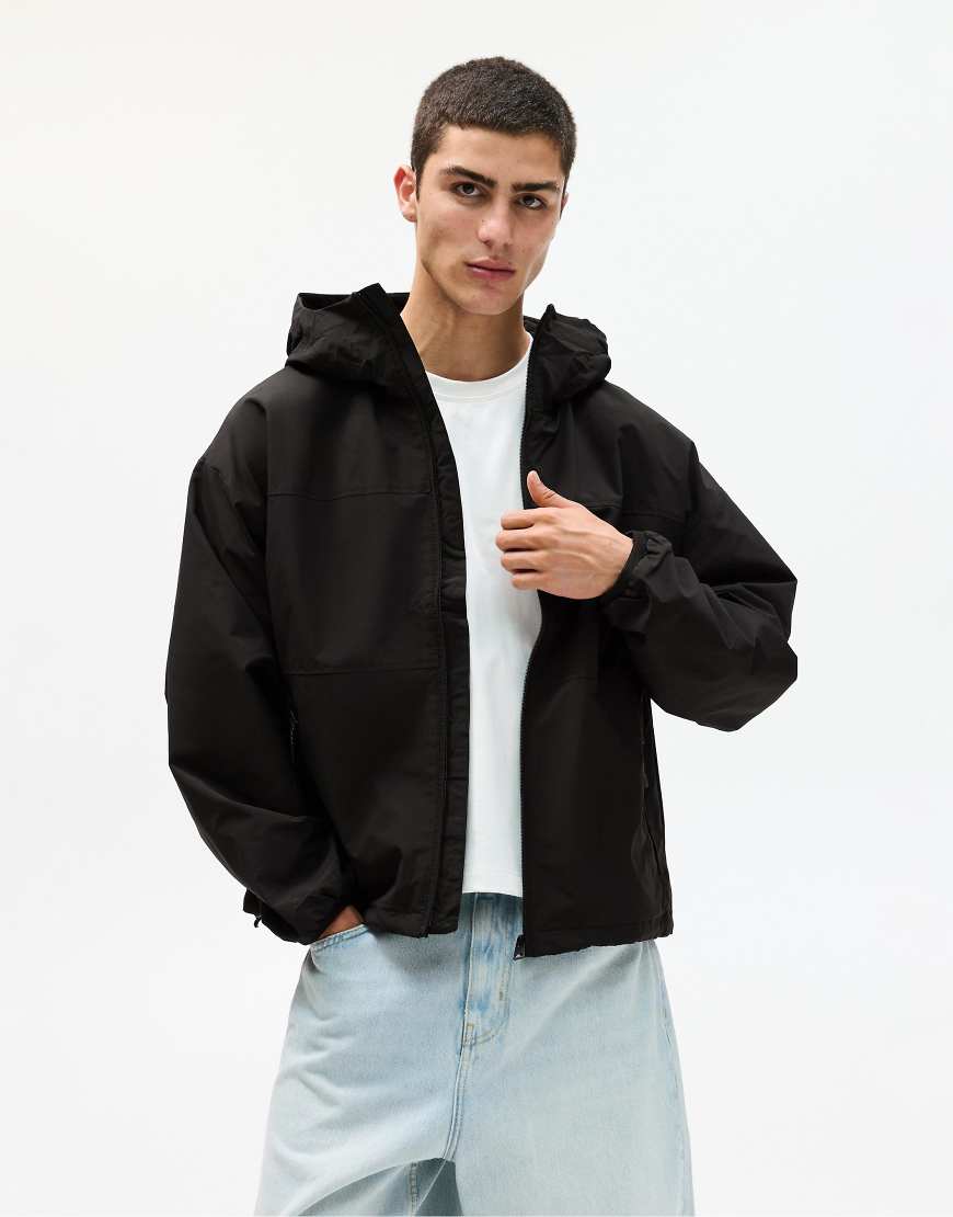 Pull & Bear - Regenmantel in Schwarz mit Panel-Design von Pull & Bear
