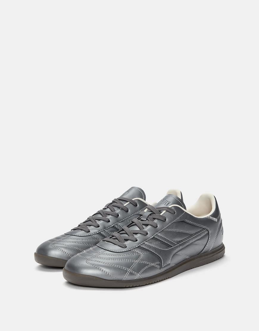 Pull & Bear - Retro-Sneaker in Metallic-Anthrazit-Grau von Pull & Bear
