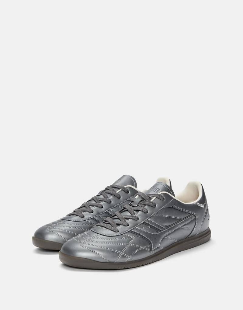 Pull & Bear - Retro-Sneaker in Metallic-Anthrazit-Grau von Pull & Bear