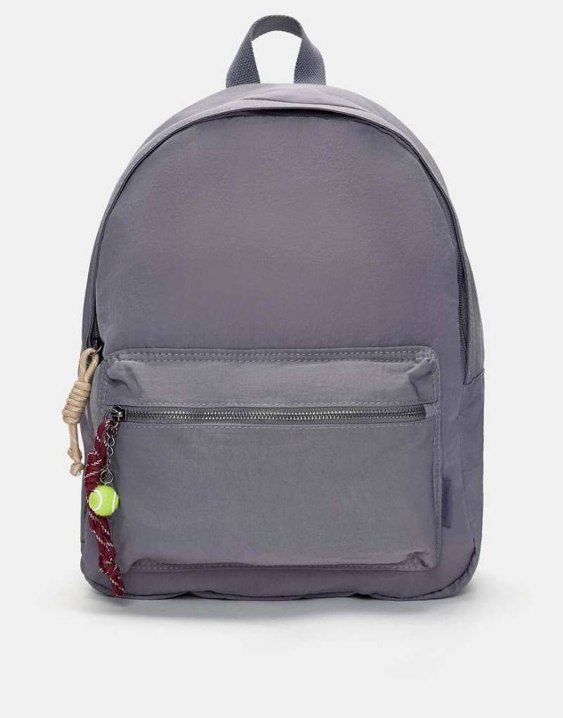 Pull & Bear - Rucksack aus Nylon in Grau mit Anhänger von Pull & Bear