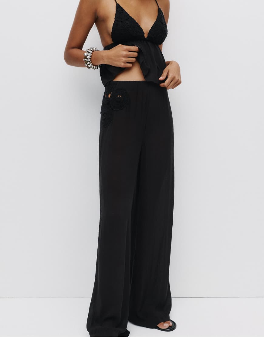 Pull & Bear - Rustic - Hose aus Häkelstoff in Schwarz mit Stickerei von Pull & Bear