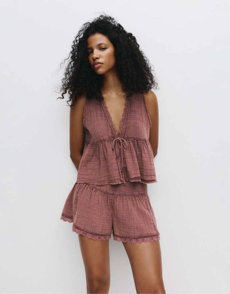Pull & Bear - Rustic - Oberteil in Burgunderrot mit Spitzenborte von Pull & Bear