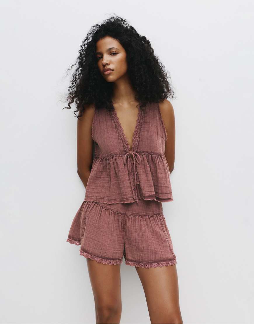Pull & Bear - Rustic - Oberteil in Kastanienbraun mit Spitzenborte-Rot von Pull & Bear