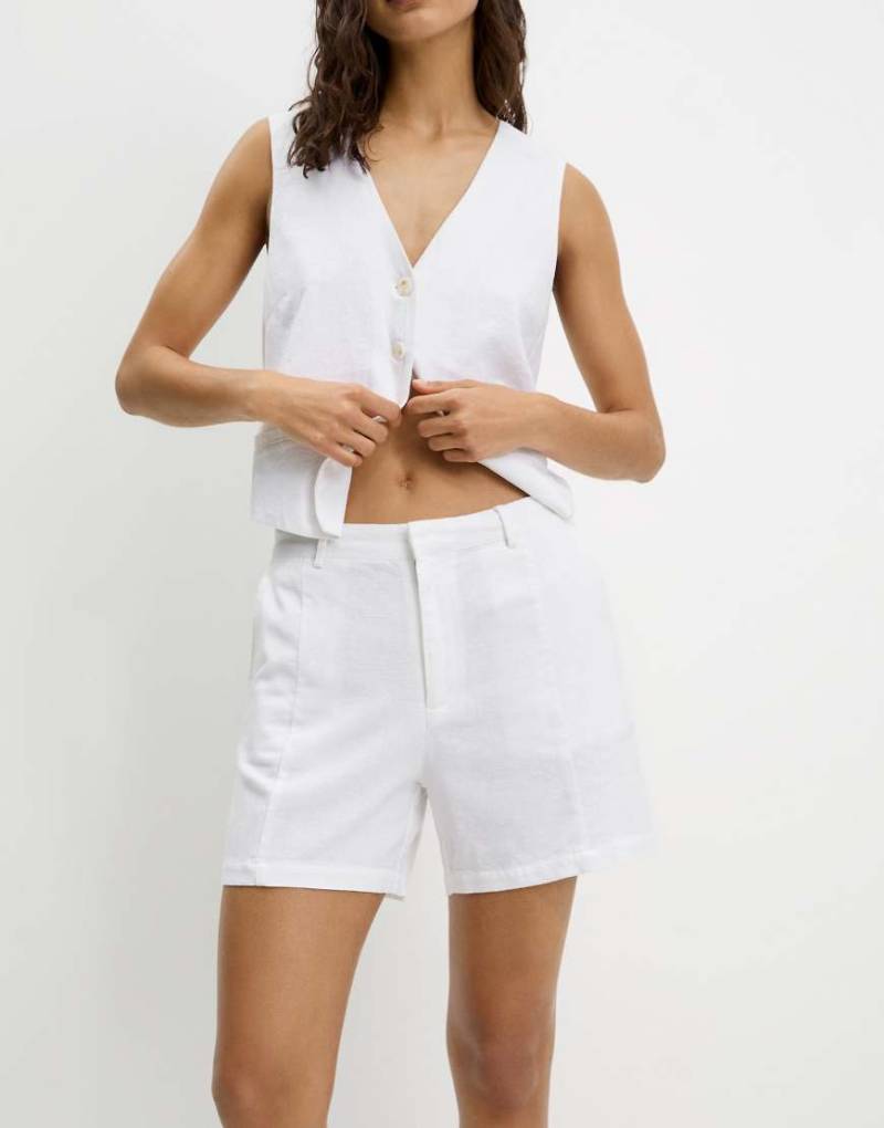 Pull & Bear - Rustikale Bermuda-Shorts in Weiß Pull & Bear - Rustikale Bermuda-Shorts in Weiß von Pull & Bear