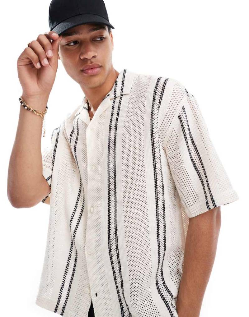 Pull & Bear - Rustikales, strukturiertes Hemd in gestreiftem Ecru-Weiß von Pull & Bear