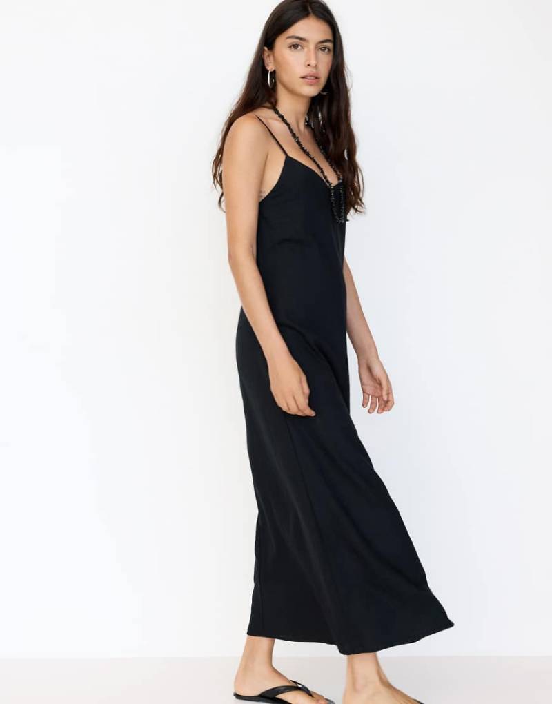 Pull & Bear - Rustikales Midikleid in Schwarz mit Riemchenträgern von Pull & Bear