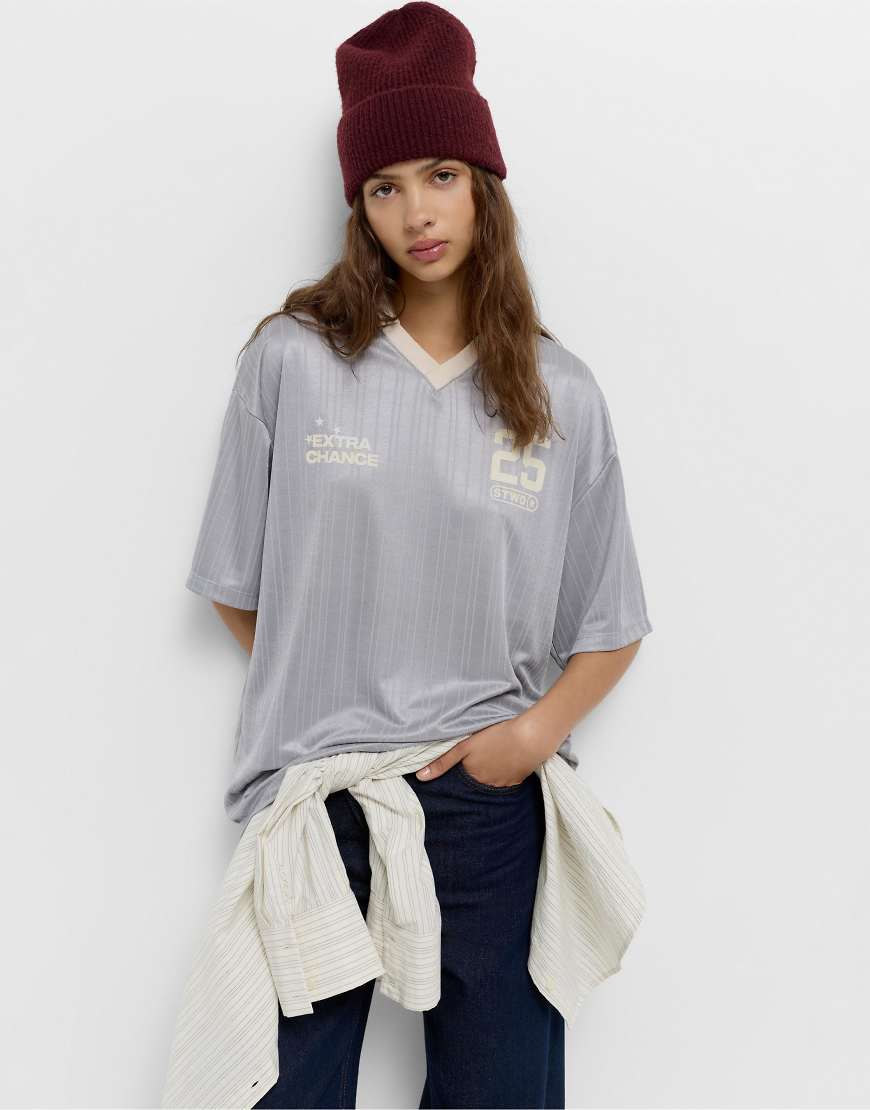 Pull & Bear - STWD - Fußball-T-Shirt aus Satin in Grau von Pull & Bear