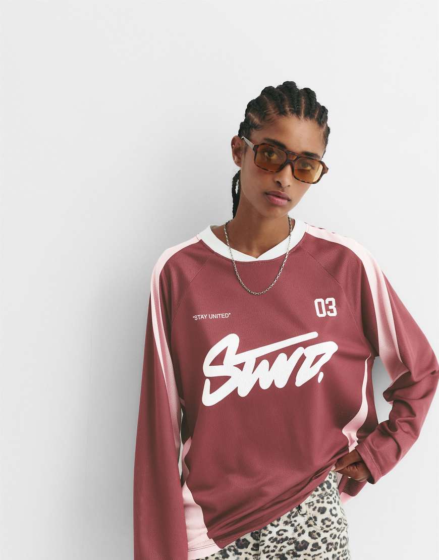 Pull & Bear - STWD - Fußball-T-Shirt in Burgunderrot von Pull & Bear