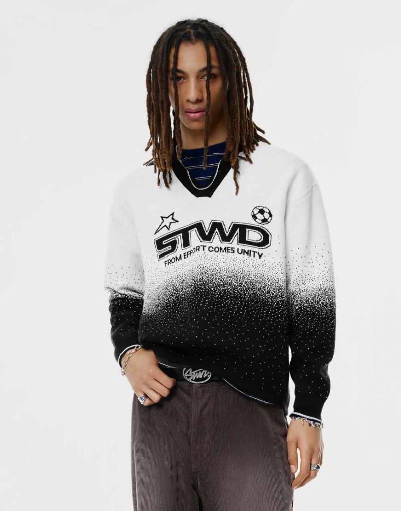 Pull & Bear - STWD - Gestricktes Fußball-Polohemd in Weiß/Schwarz-Bunt von Pull & Bear