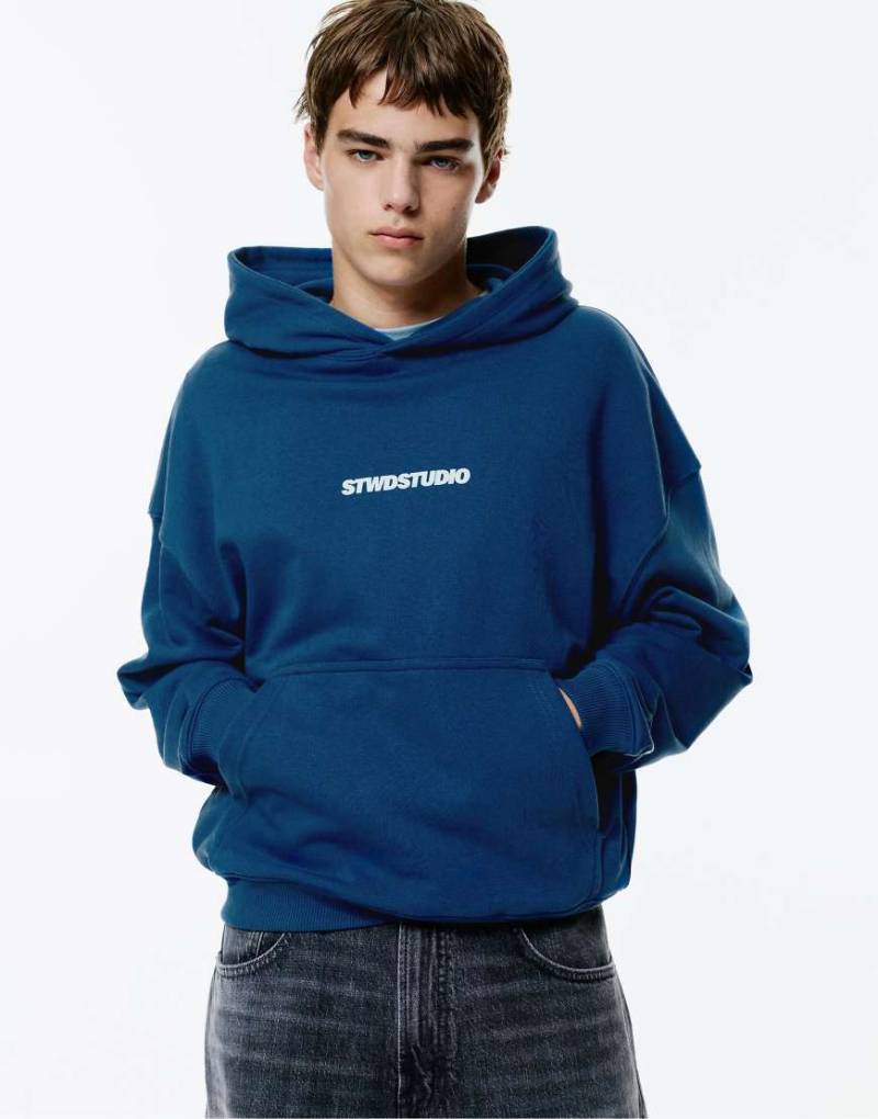 Pull & Bear - STWD - Kapuzenpullover in Blau mit „STWD Studio"-Print von Pull & Bear