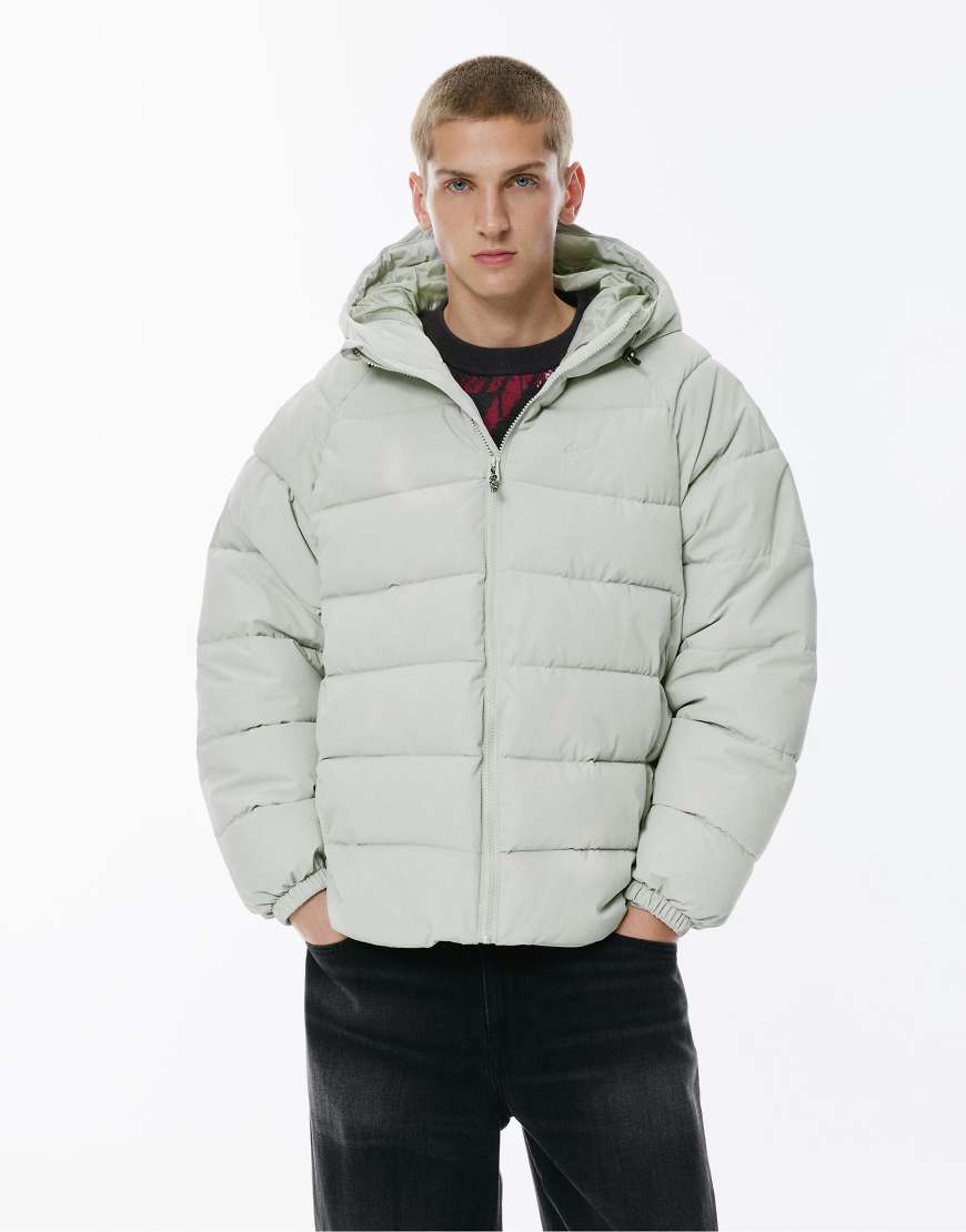 Pull & Bear - STWD - Pufferjacke in Blassgrau mit Kapuze Pull & Bear - STWD - Pufferjacke in Blassgrau mit Kapuze von Pull & Bear