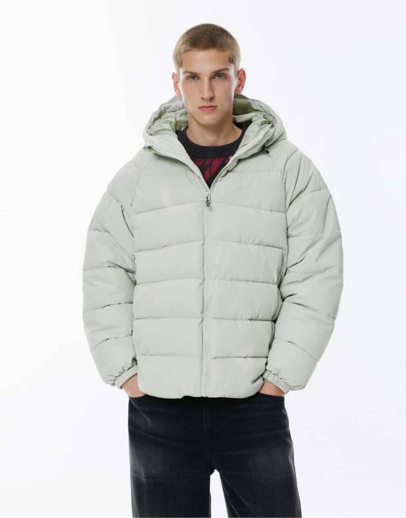 Pull & Bear - STWD - Pufferjacke in Blassgrau mit Kapuze Pull & Bear - STWD - Pufferjacke in Blassgrau mit Kapuze von Pull & Bear