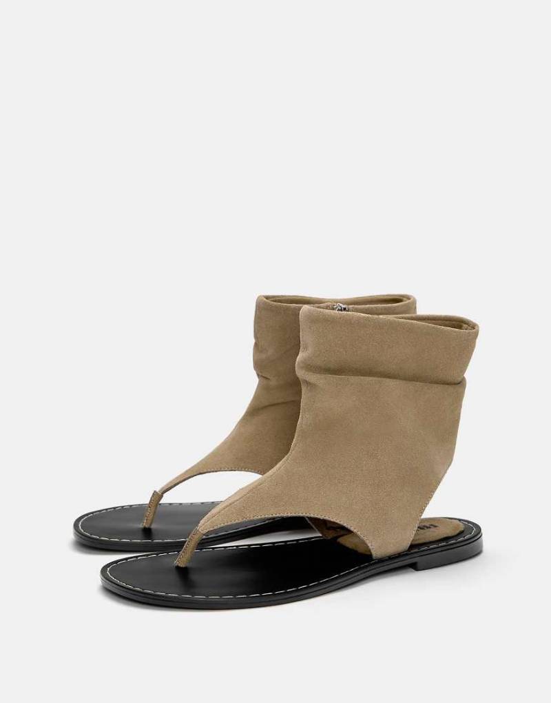 Pull & Bear - Sandalen aus Leder in Sandbeige mit Stiefel-Design-Bunt von Pull & Bear