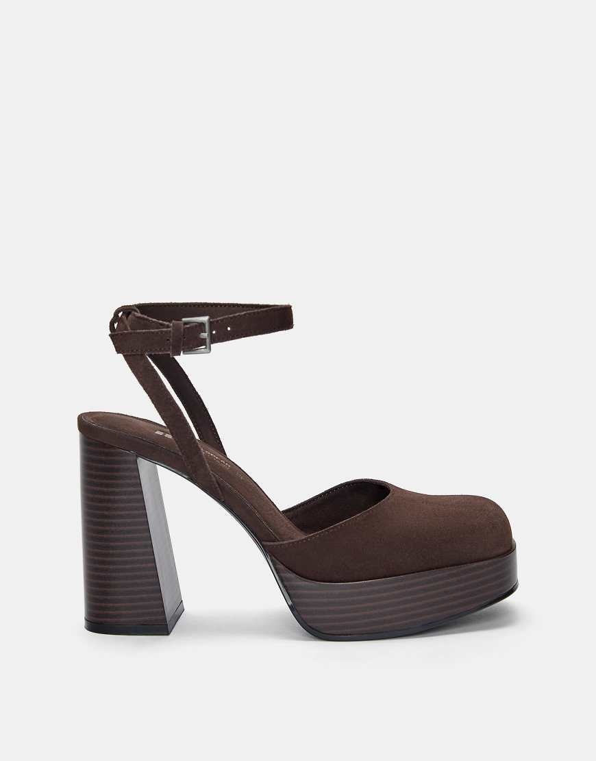 Pull & Bear - Sandaletten in Braun mit Absatz Pull & Bear - Sandaletten in Braun mit Absatz von Pull & Bear