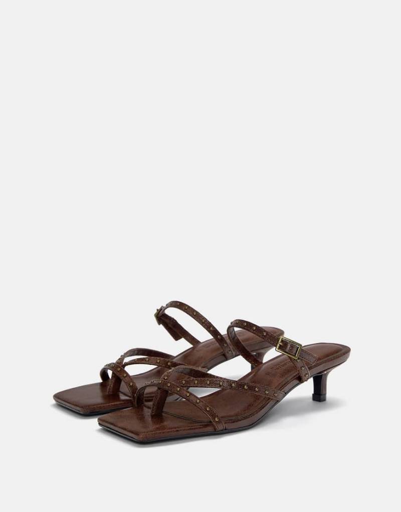 Pull & Bear - Sandaletten in Braun mit Nietenverzierung und Absatz von Pull & Bear