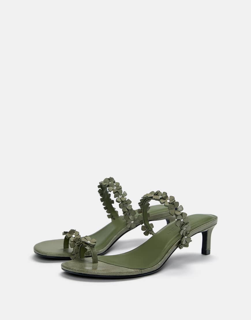 Pull & Bear - Sandaletten in Grün mit Blumenverzierung und Absatz Pull & Bear - Sandaletten in Grün mit Blumenverzierung und Absatz von Pull & Bear