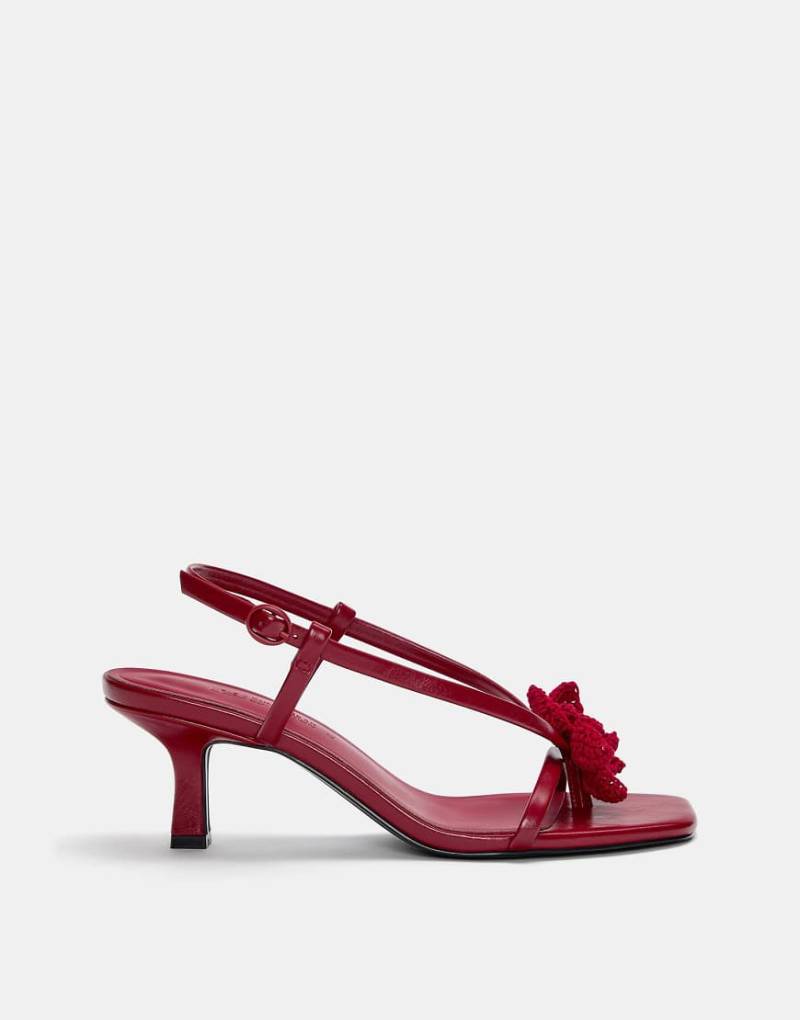 Pull & Bear - Sandaletten mit Absatz in Rot mit gehäkeltem Blumendetail von Pull & Bear