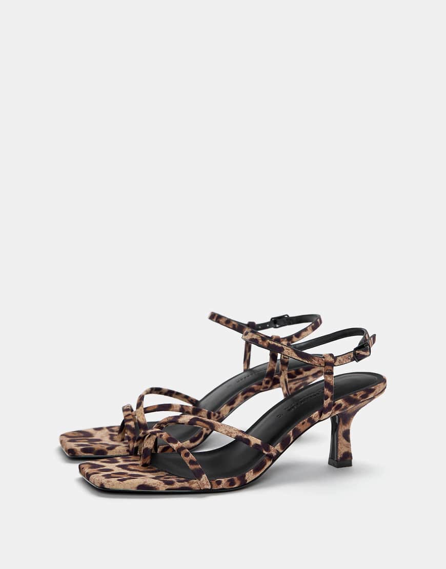 Pull & Bear - Sandaletten mit Leopardenmuster und hohem Absatz-Bunt Pull & Bear - Sandaletten mit Leopardenmuster und hohem Absatz-Bunt von Pull & Bear
