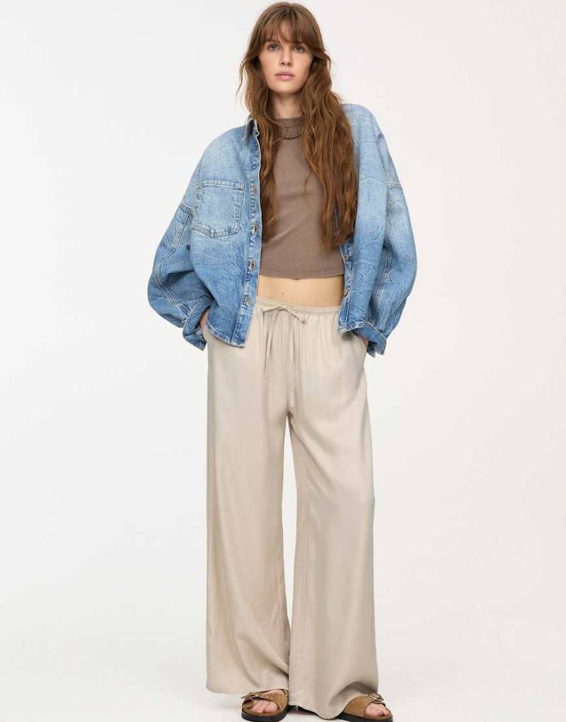 Pull & Bear - Satin-Jogginghose in Beige mit weitem Bein-Neutral von Pull & Bear