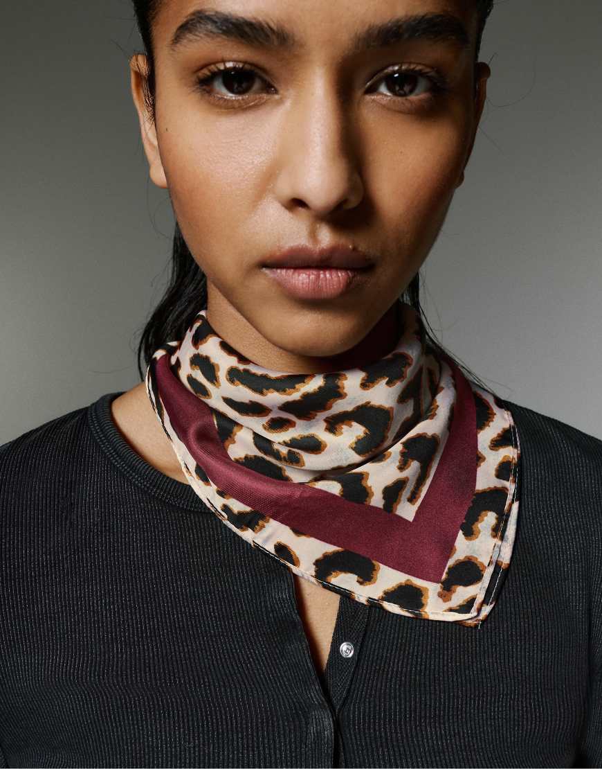 Pull & Bear - Satinschal in Kastanienbraun mit Leopardenmuster-Rot von Pull & Bear