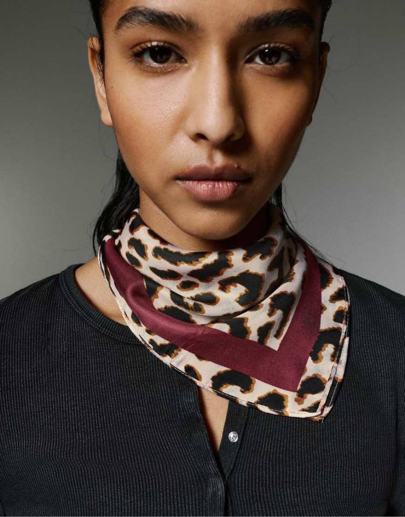 Pull & Bear - Satinschal in Kastanienbraun mit Leopardenmuster-Rot von Pull & Bear