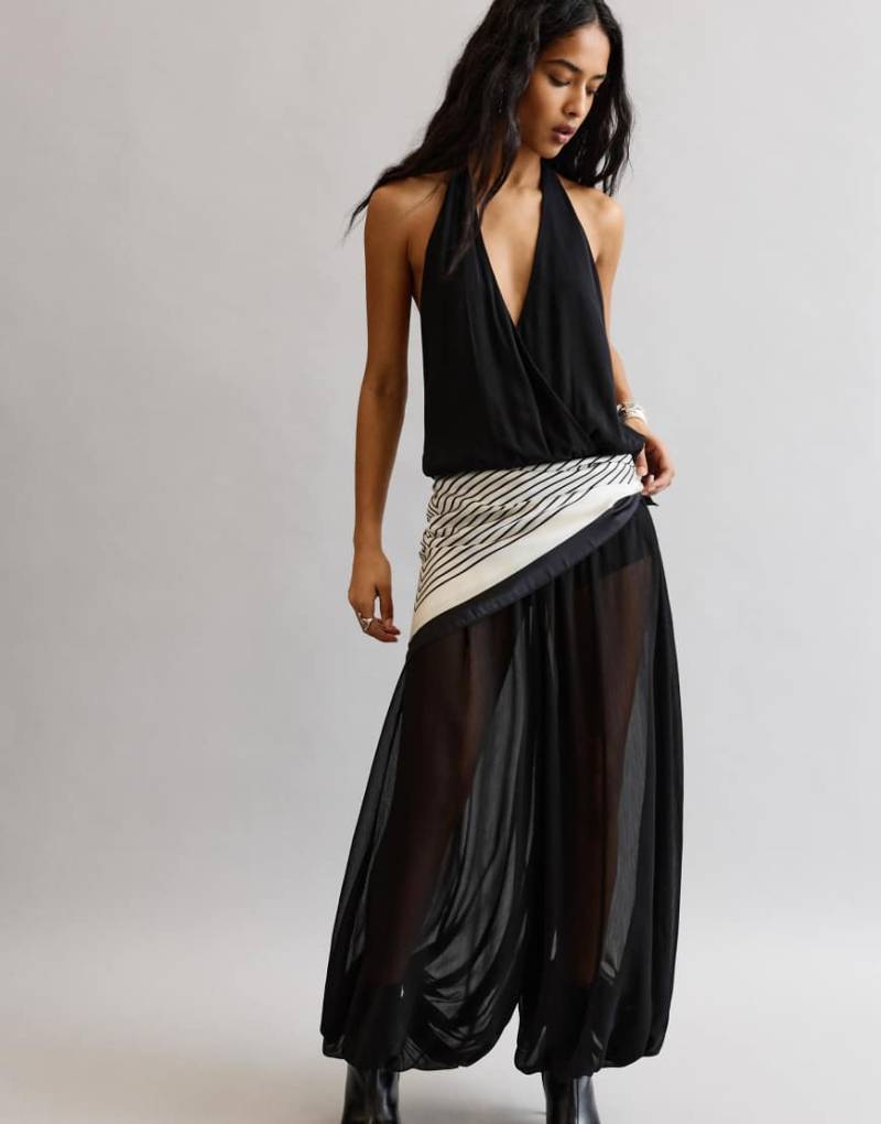 Pull & Bear - Satinschal in Weiß mit Linienprint von Pull & Bear