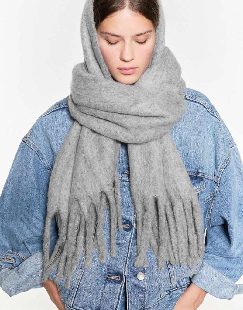 Pull & Bear - Schal in Mohair-Optik in Hellgrau Pull & Bear - Schal in Mohair-Optik in Hellgrau von Pull & Bear