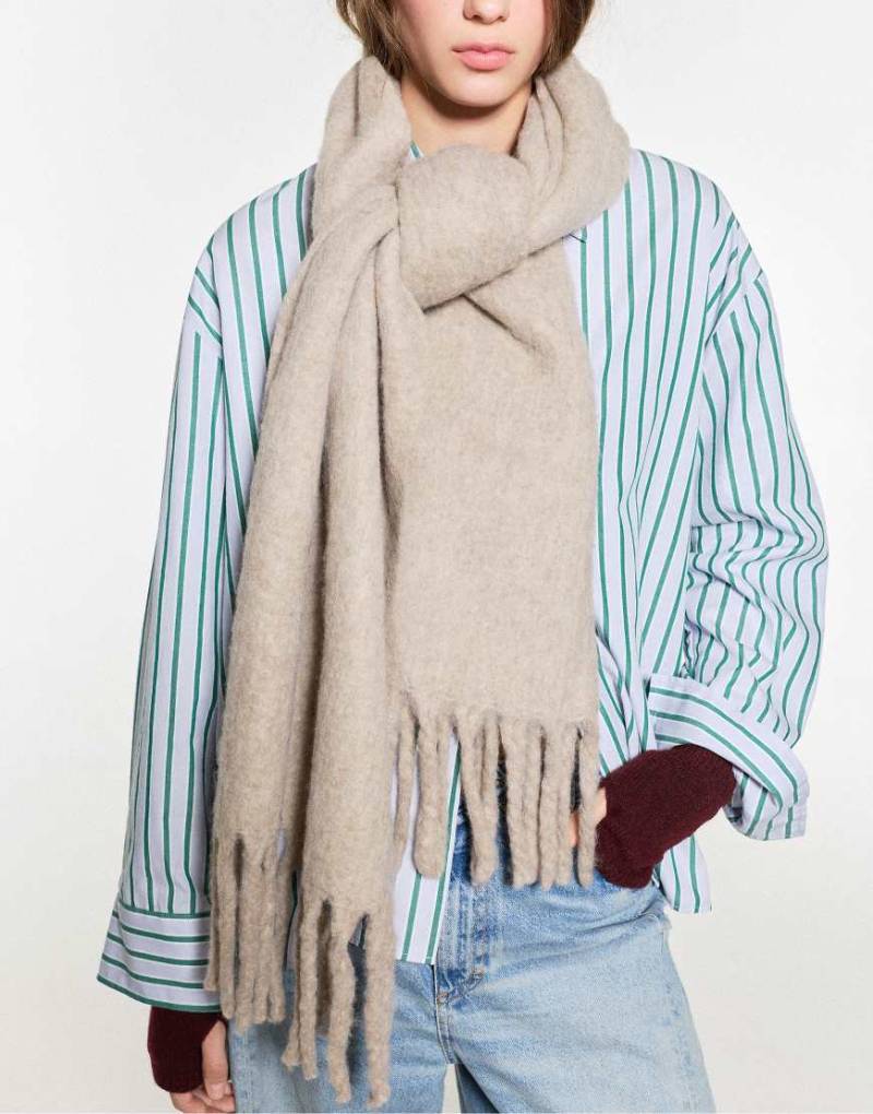 Pull & Bear - Schal in Mohair-Optik in Sandgelb-Neutral von Pull & Bear
