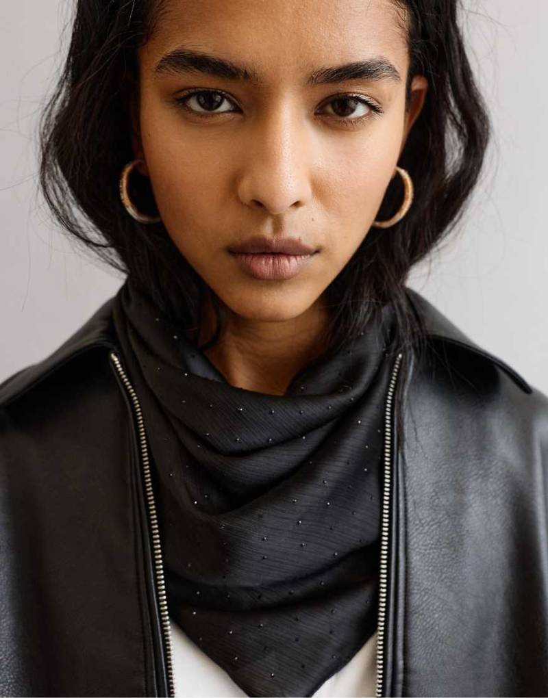 Pull & Bear - Schal in Schwarz mit Strassverzierung von Pull & Bear