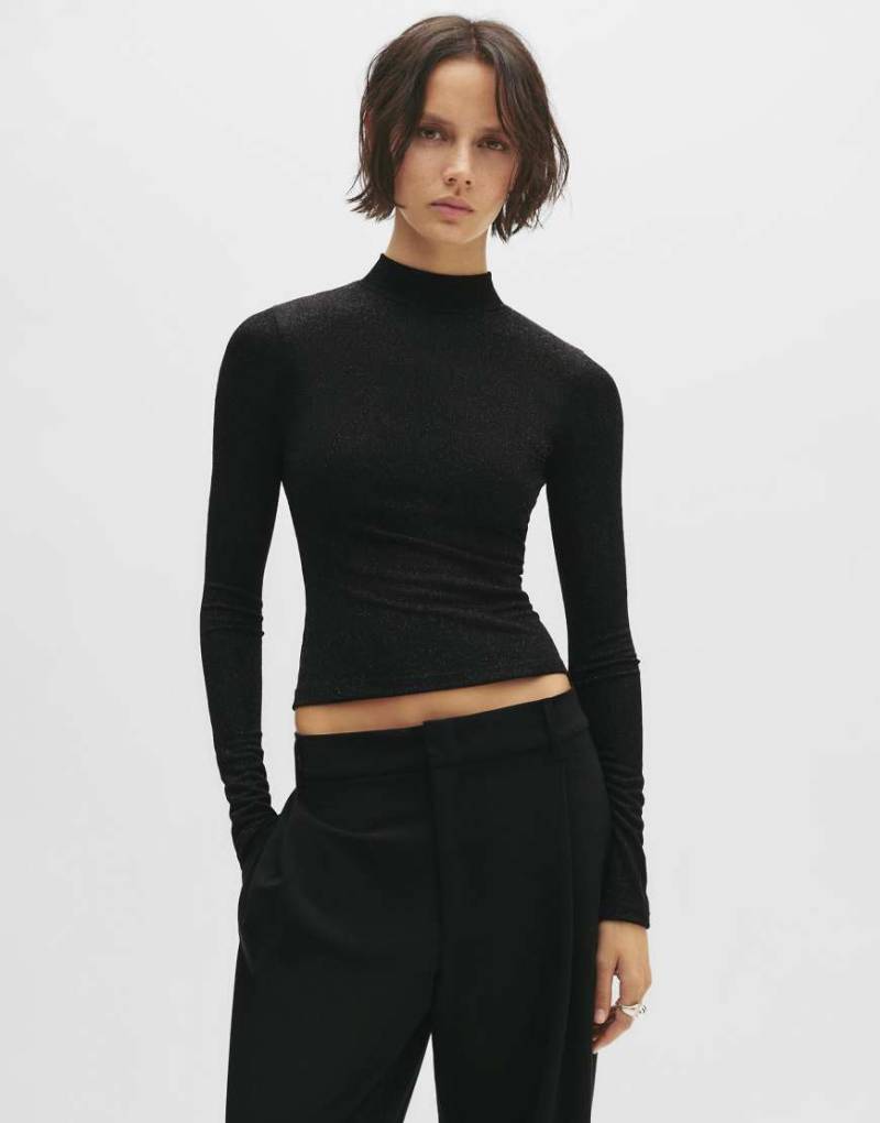 Pull & Bear - Schimmerndes Oberteil in Schwarz mit Rückenausschnitt von Pull & Bear